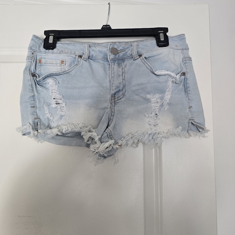 Juniors distressed shorts
